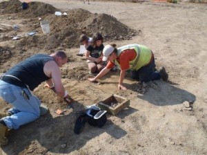 Dovetail archaeologist Morgan MacKenzie (right) works with volunteers at the Houston-LeCompt site.